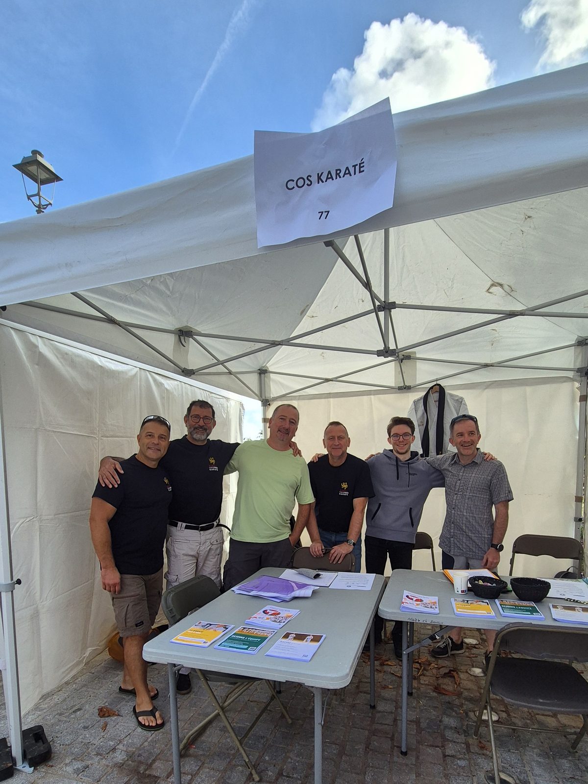 L'équipe de bénévoles du club devant le stand COS Karaté
