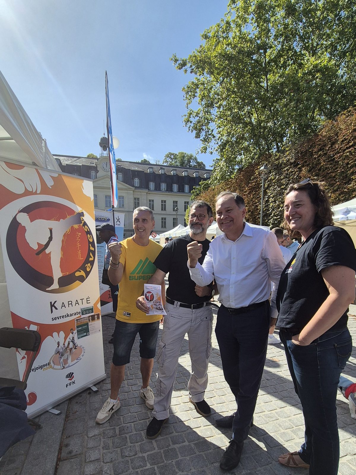 Grégoire de La Roncière, maire de Sèvres, en visite au stand du club, en garde pour la photo avec deux bénévoles