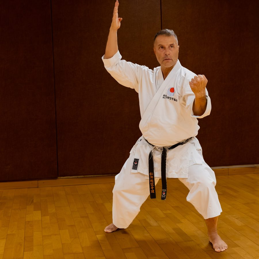 José Da Silva bras levé, en position de kata