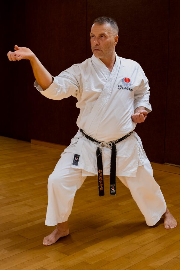 José Da Silva de trois quarts, bras tendu en blocage