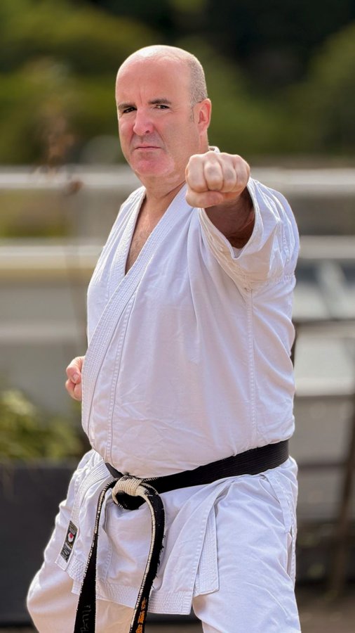 Nicolas Blot, poing tendu vers l'objectif