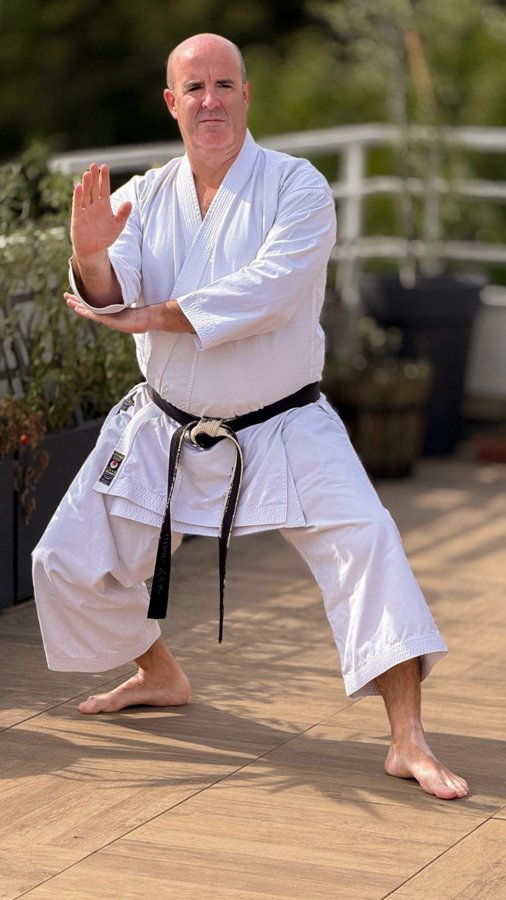Nicolas Blot en position de kata, mains croisées