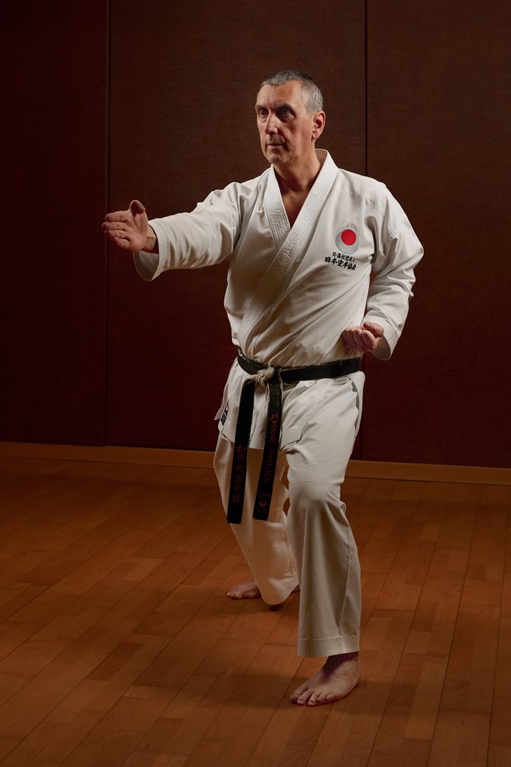 Pascal Lescouët en position, bras tendu