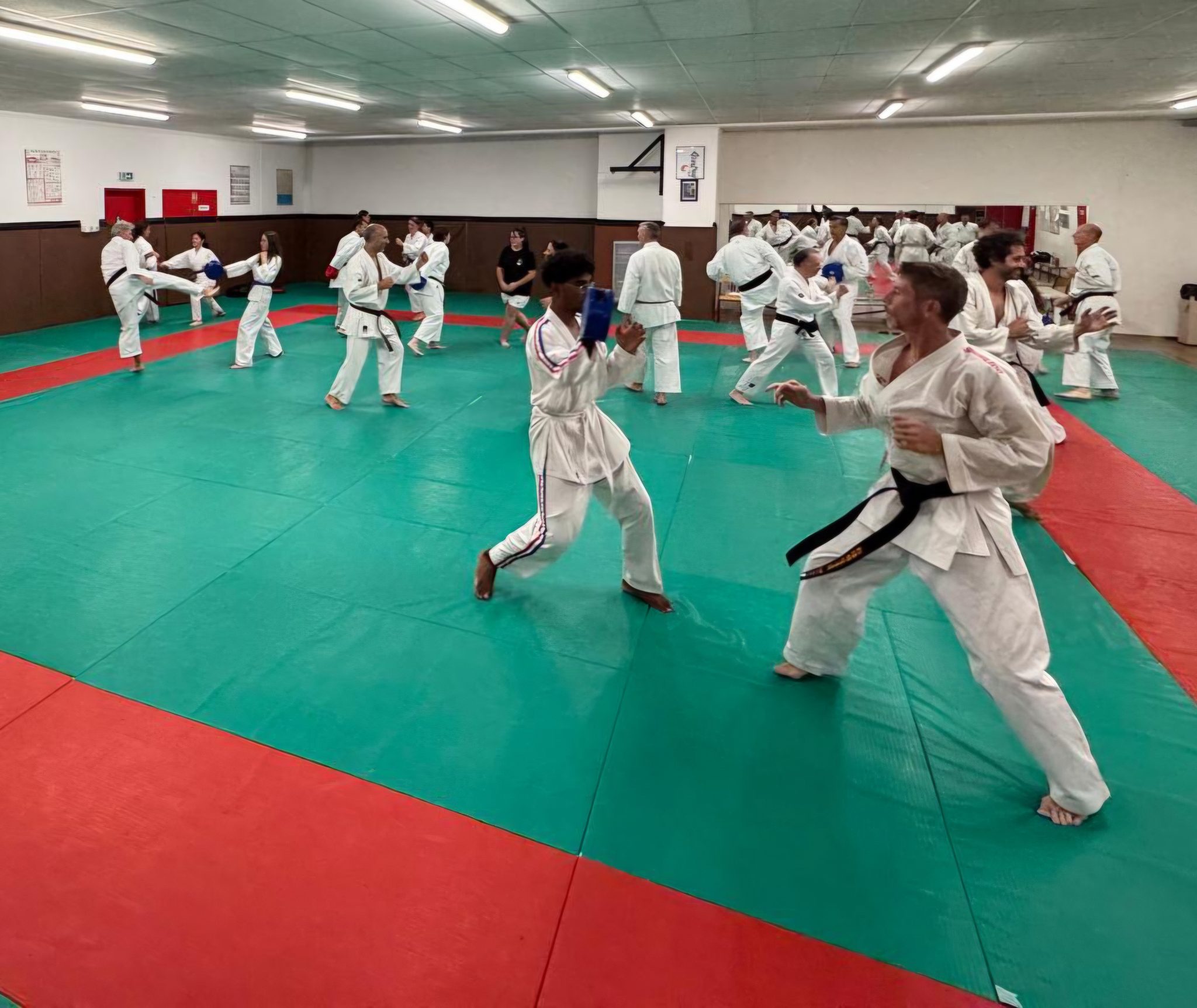 Le tatami rempli lors du premier cours du mercredi