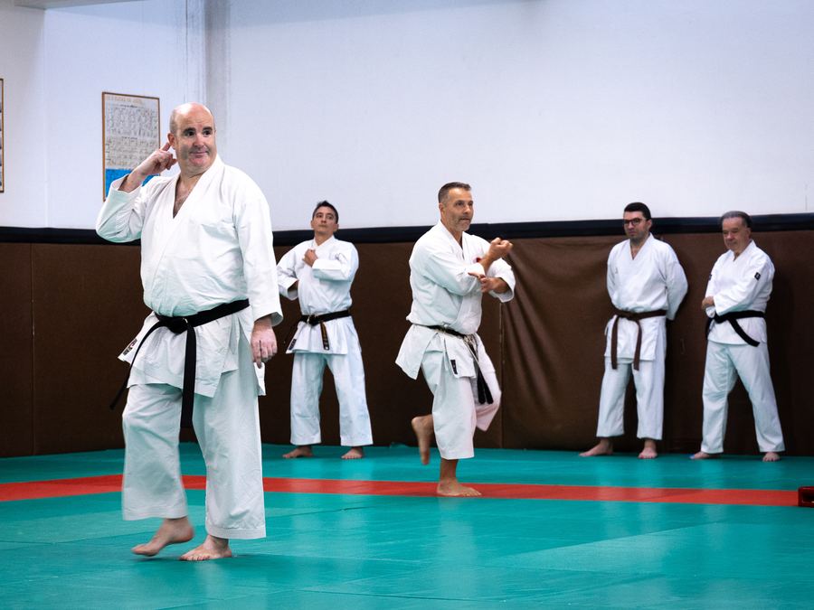 Un professeur expliquant un mouvement devant le groupe