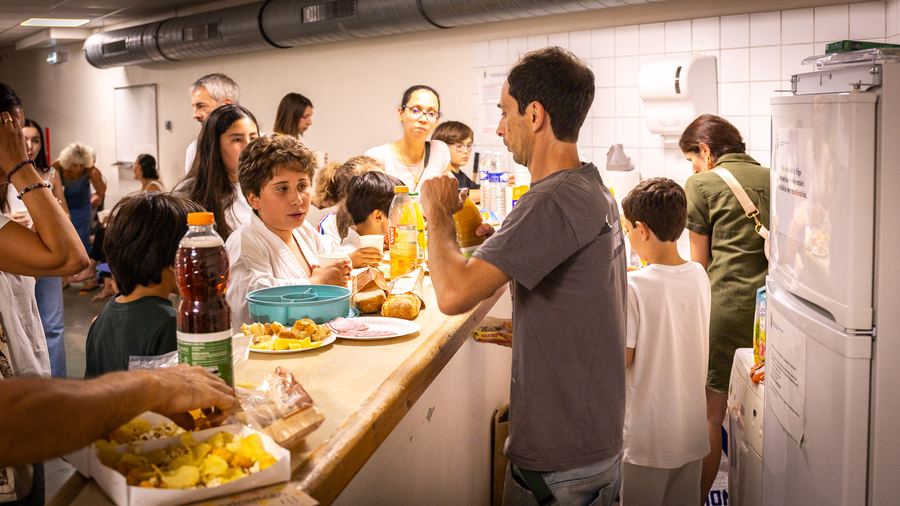 Enfants et parents autour du buffet de la fête du club