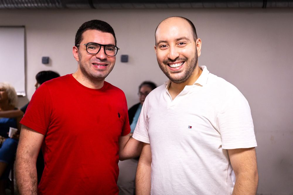 Deux adhérents du club souriants lors de la fête de fin d'année