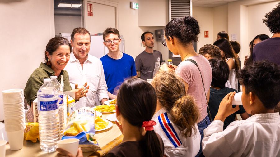 Adhérents et familles réunis autour d'une table lors de la fête du club