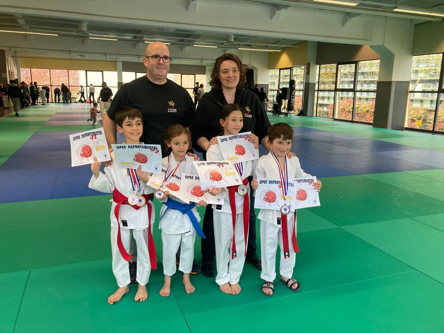Les jeunes compétiteurs du club avec leurs diplômes et leurs médailles