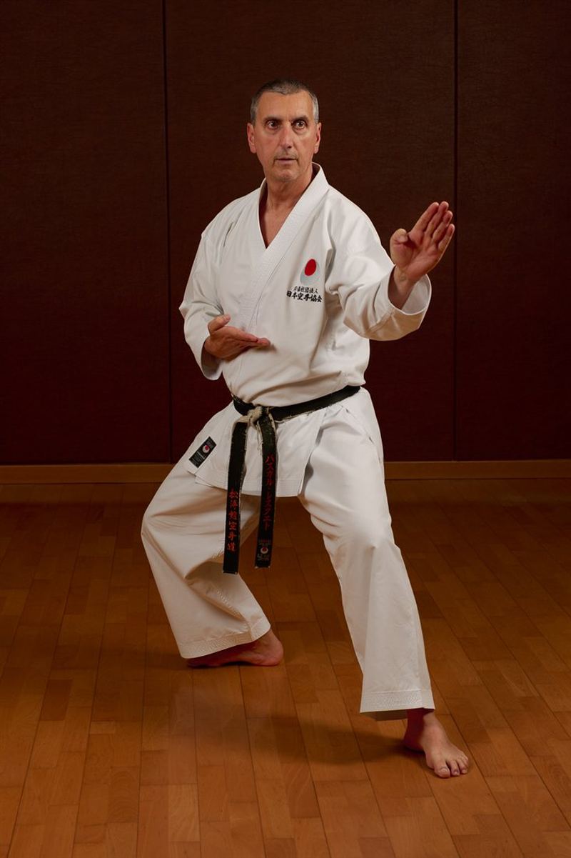Un karatéka en position de garde